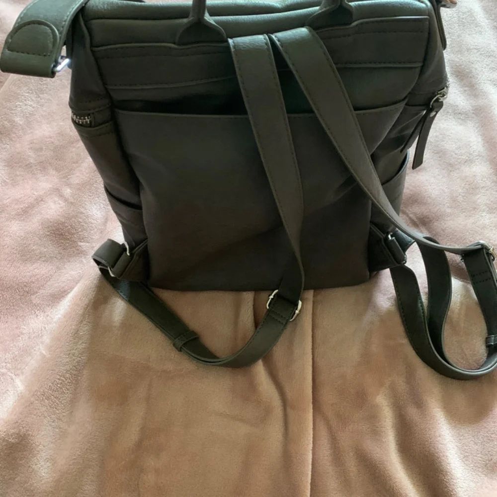Gorgeous grey leather handbag/backpack - Picture 4 of 4